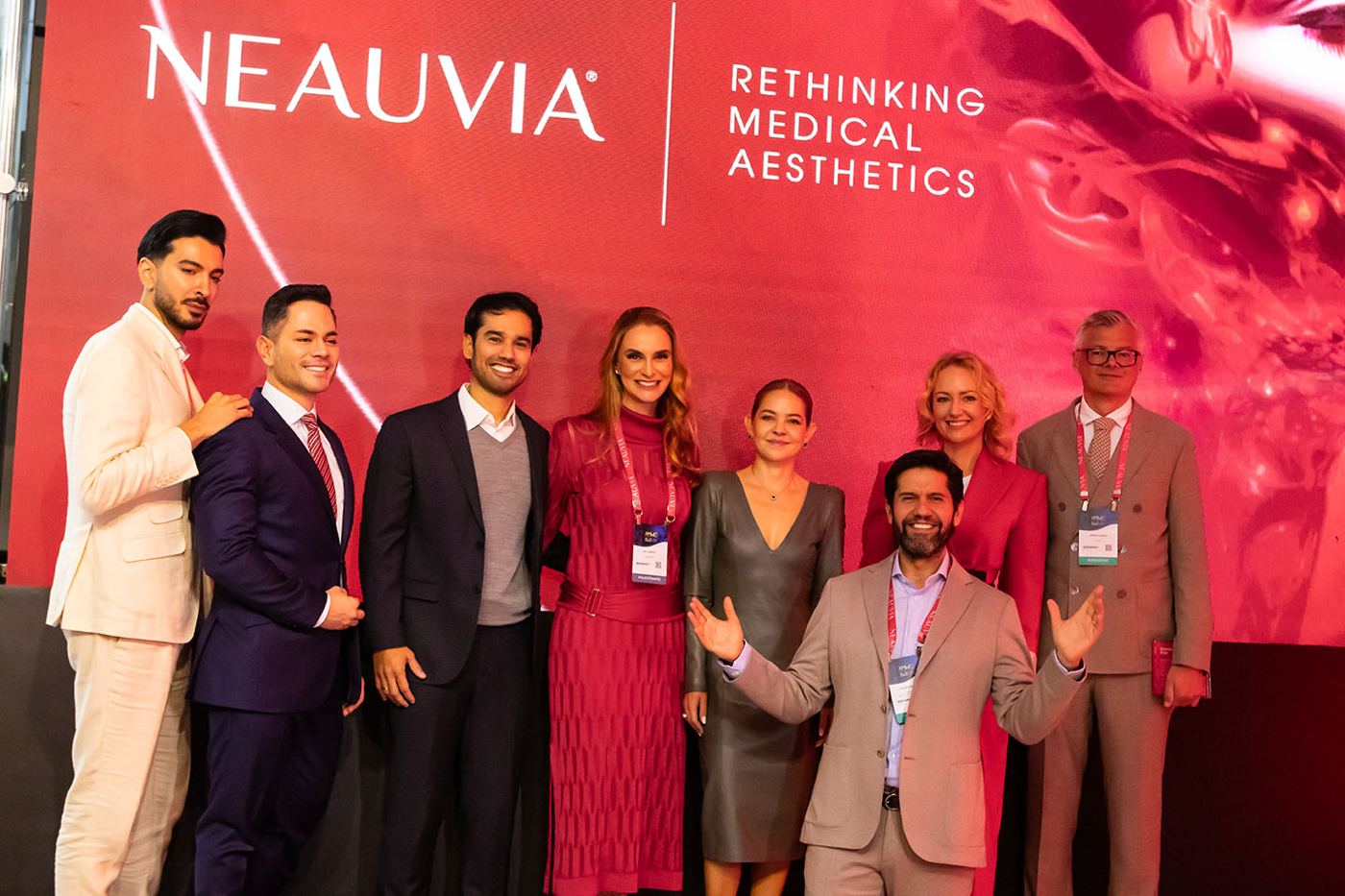 Speakers reunidos diante do painel da Neauvia