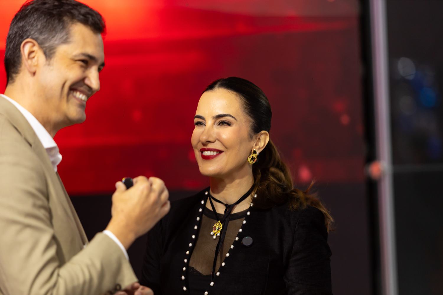 Dois médicos conversam e sorriem