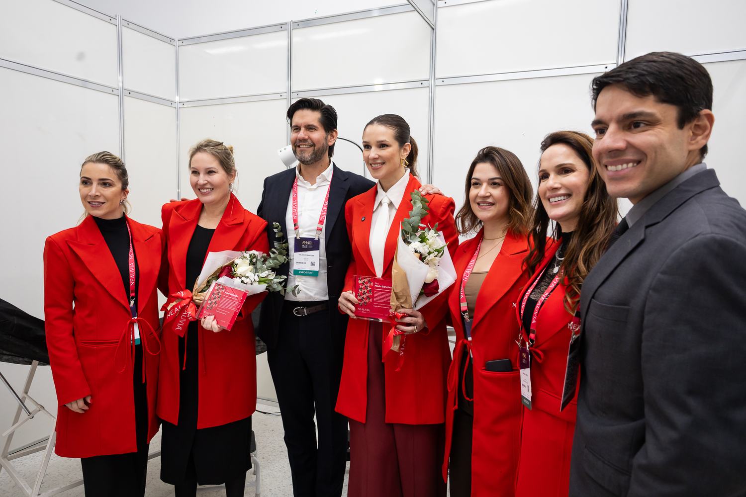 Time reunido nos bastidores, com flores