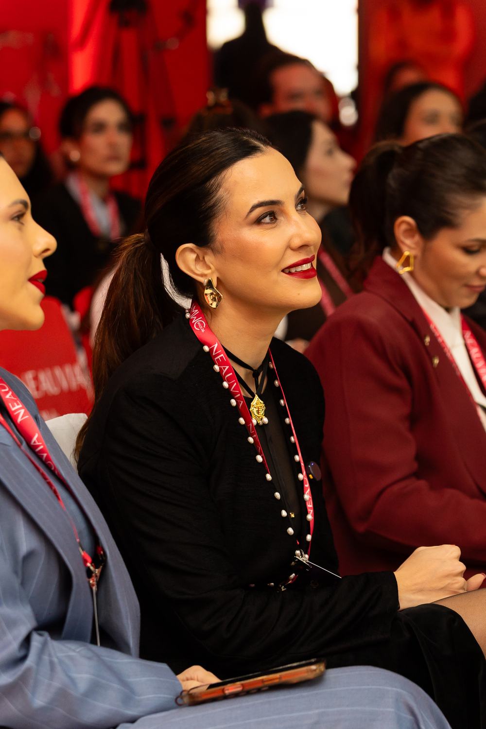 Médica sorri enquanto acompanha a apresentação
