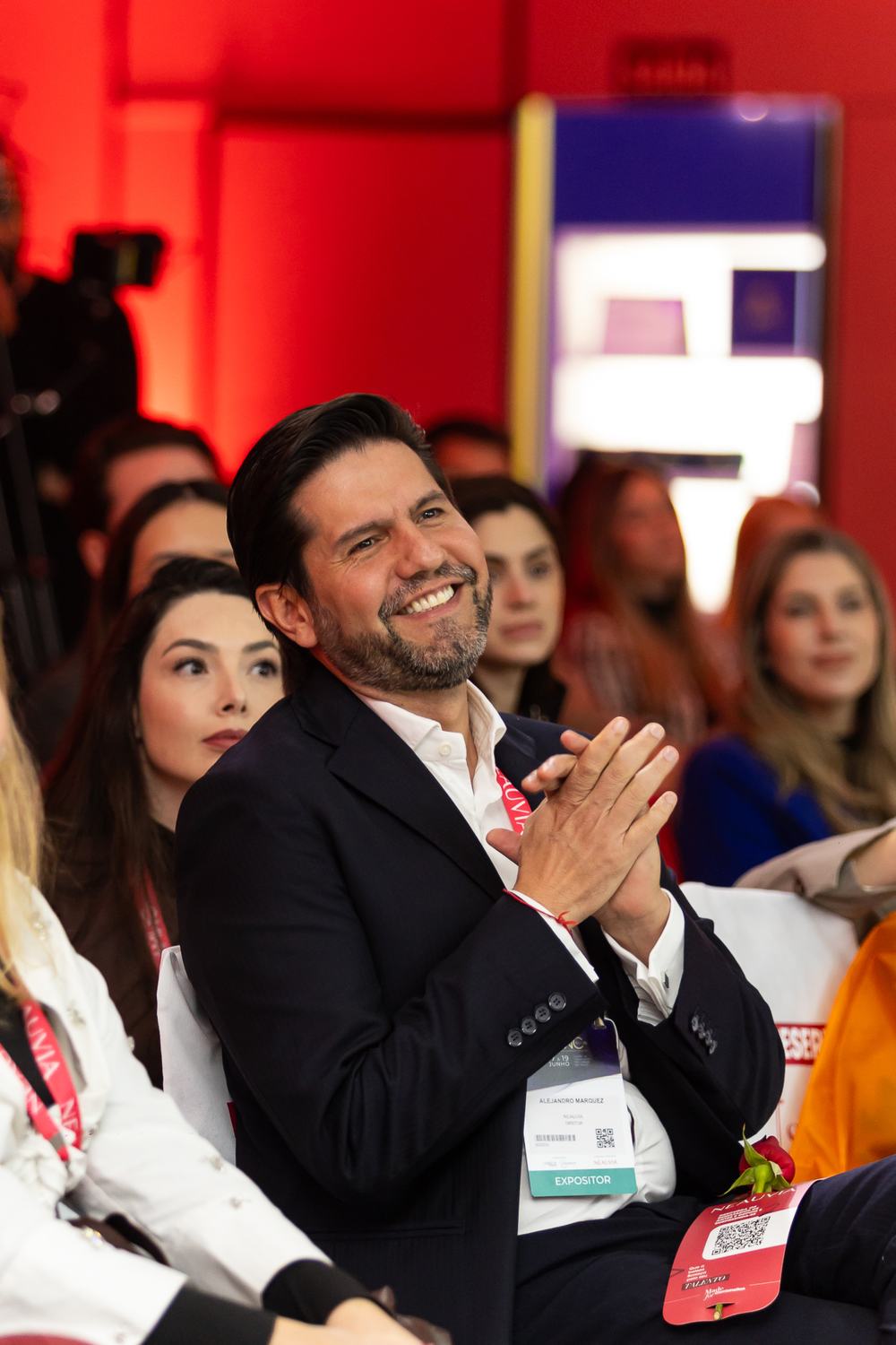Médico aplaude na plateia