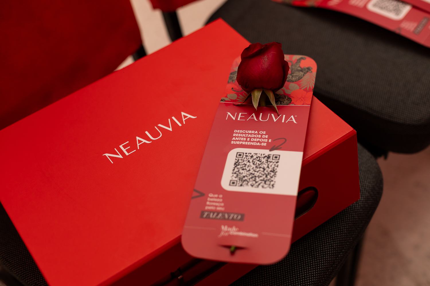 Caixa vermelha da Neauvia com rosa e convite