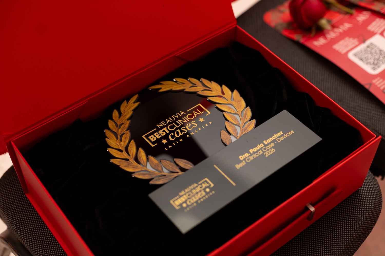 Troféu do Neauvia Best Clinical Cases em caixa vermelha