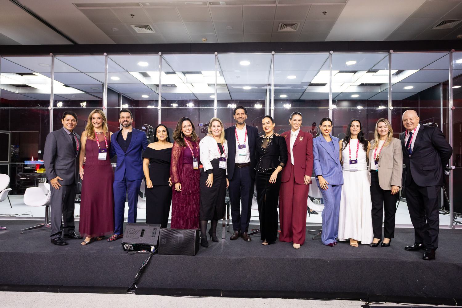 Todos os palestrantes reunidos no palco ao final do evento