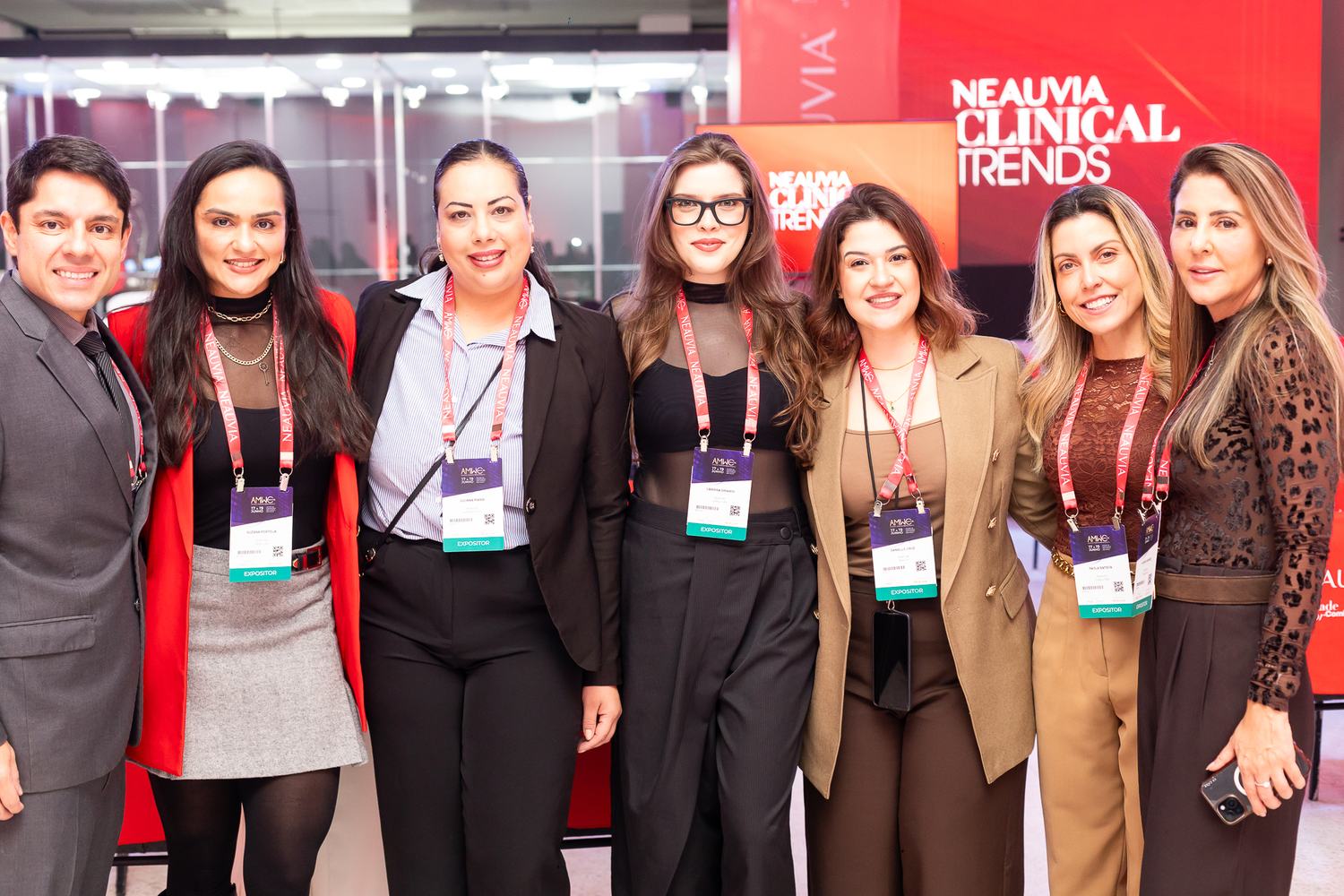Convidados reunidos diante do painel do Neauvia Clinical Trends