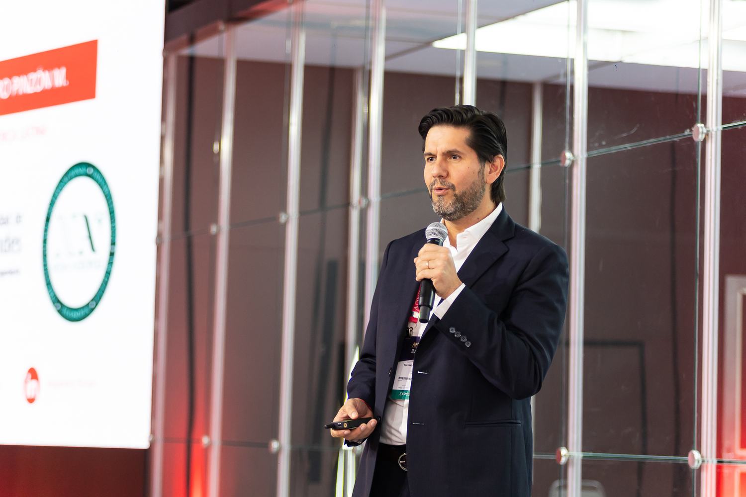 Palestrante apresenta no palco